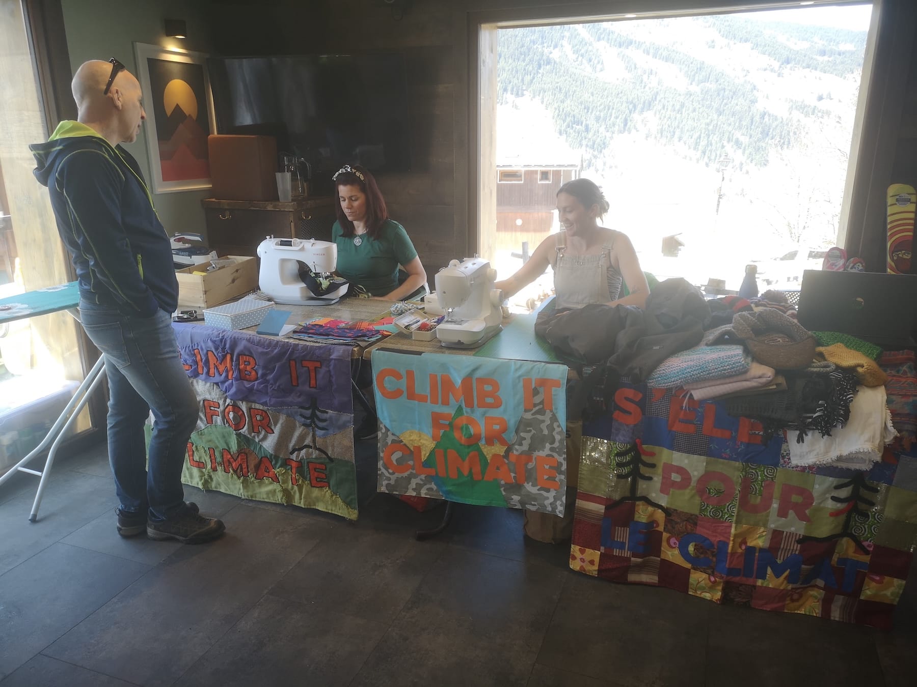 Crack repair team Justine and Manon discussing One Tree with a customer at a fix-it event