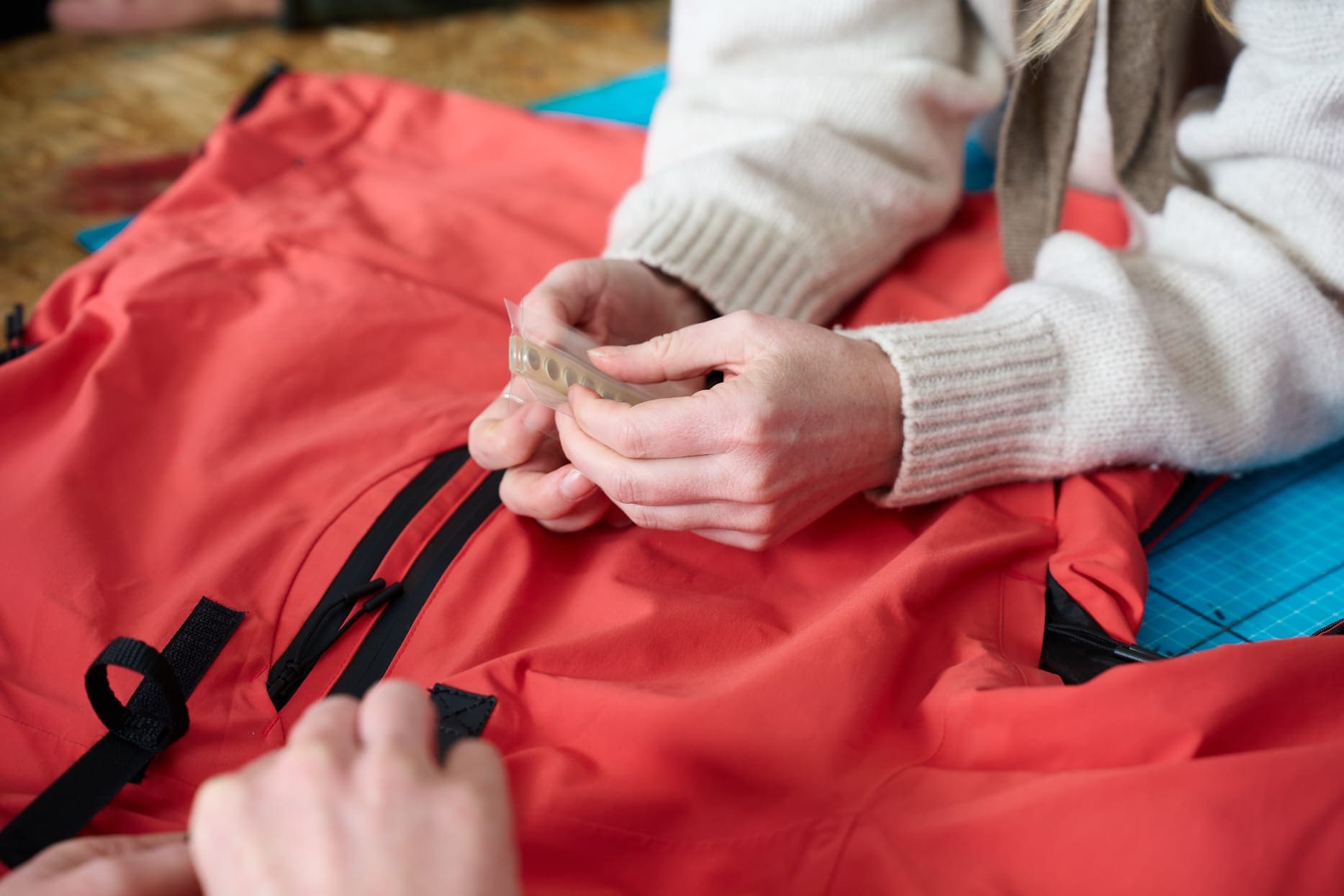 Inspecting a magnetic closure for an adaptive ski jacket